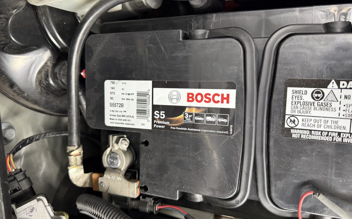 Batería y conexiones eléctricas del vehículo revisadas en America Auto Repair en Doral, FL