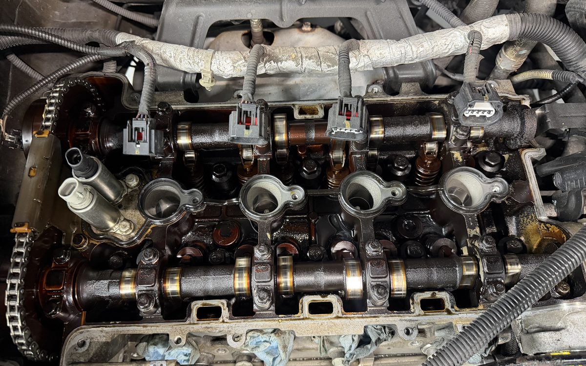 Tren de válvulas y árboles de levas del motor expuestos durante diagnóstico en America Auto Repair en Doral, FL