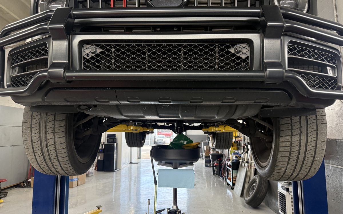 Vehículo en el elevador durante un cambio de aceite en America Auto Repair en Doral, FL