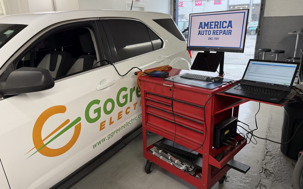 Vehículo conectado a equipo de diagnóstico durante una inspección pre-compra en America Auto Repair en Doral, FL