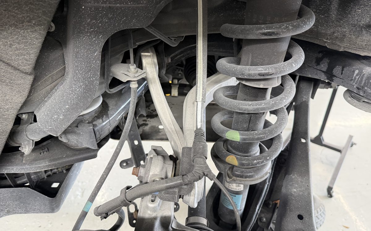 Amortiguador, resorte y brazo de control de la suspensión delantera revisados en America Auto Repair en Doral, FL