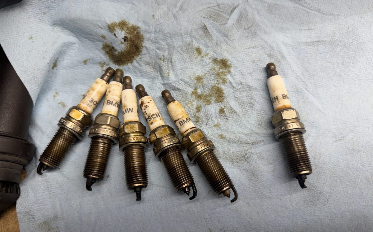 Bujías usadas retiradas durante un servicio de afinación en America Auto Repair en Doral, FL